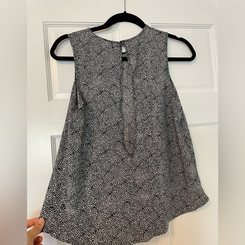 Lululemon floral black and white top with back opening. Fits like a medium